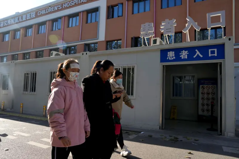▲中國爆發多種呼吸道疾病疫情，兒童感染者之多，讓許多醫院門診爆滿。（圖／美聯社／達志影像）