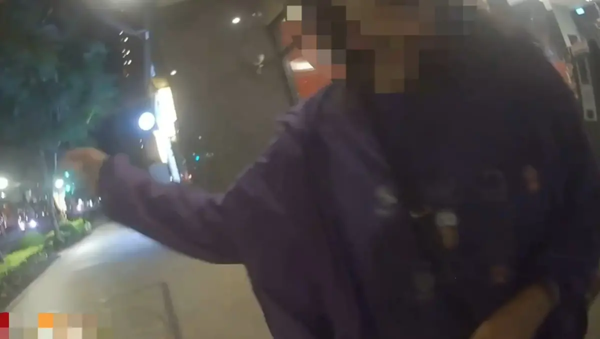 ▲59歲徐姓婦人違規闖紅燈穿越路口，態度強硬拒絕配合，也不願提供身分證，以徒手方式推擠蔡員，最後被警方依妨害公務，當場壓制逮捕。（圖／翻攝畫面）