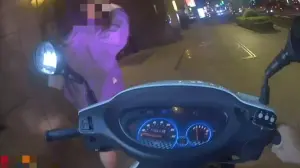 59歲徐姓婦人違規闖紅燈穿越路口,態度強硬拒絕配合,也不願提供身分證,以徒手方式推擠蔡員,最後被警方依妨害公務,當場壓制逮捕。(圖/翻攝畫面) ▲59歲徐姓婦人違規闖紅燈穿越路口,態度強硬拒絕配合,也不願提供身分證,以徒手方式推擠蔡員,最後被警方依妨害公務,當場壓制逮捕。(圖/翻攝畫面)