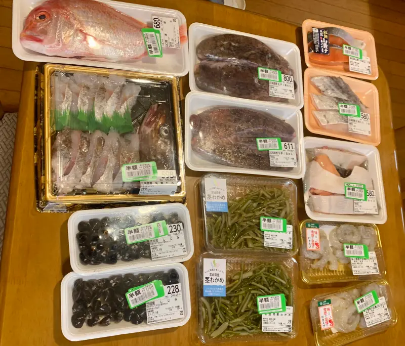 ▲日本作家鈴木智彥經常在X分享半價食物戰利品，勸年輕人買房要選在超市旁。（圖／翻攝鈴木智彥X）