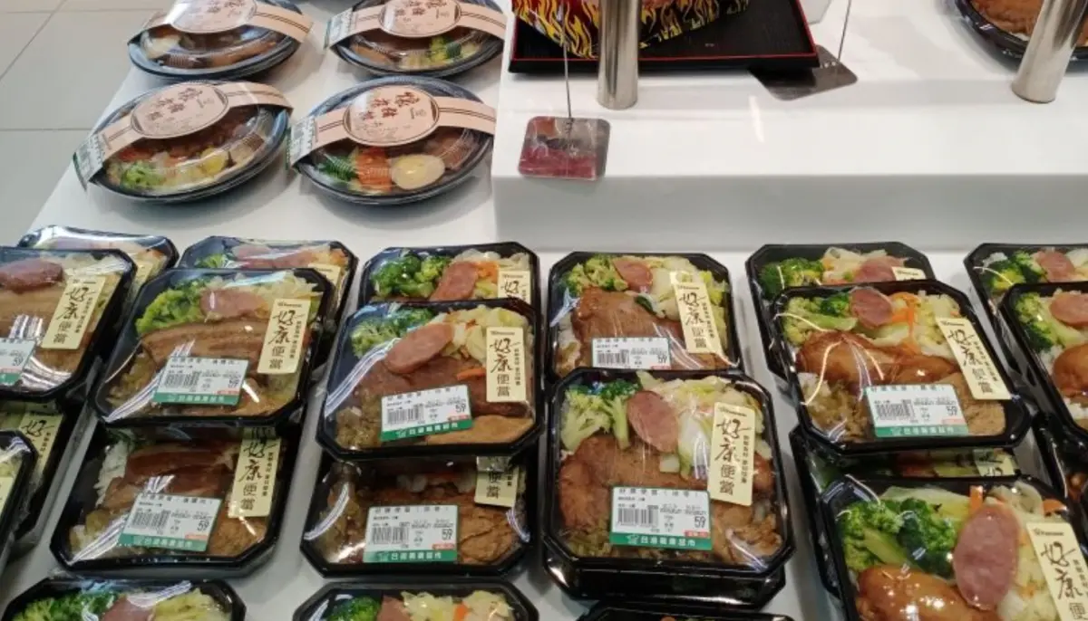 ▲全聯60元便當不少人至今都買不到，而另一家「楓康超市」的好康便當只賣59元，推出至今也讓不少人大讚CP值超高。（圖/PTT）