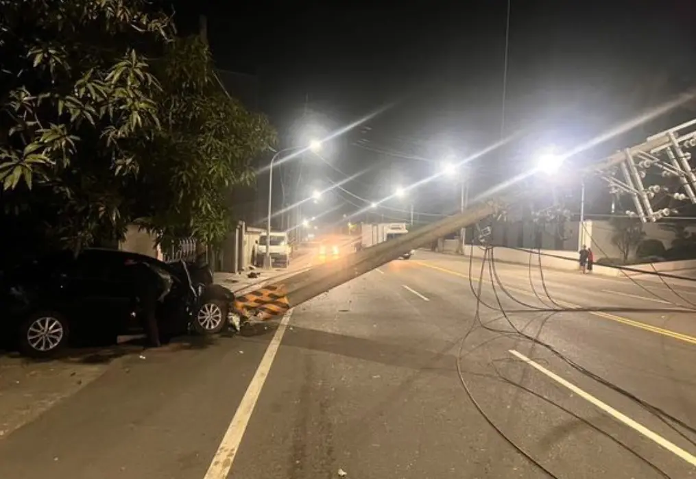 ▲28日凌晨，高雄一名27歲的鄭姓男子，駕駛轎車行經岡山區成功路段時，竟高速自撞路邊電桿，警方在他車上查獲19包毒品咖啡包，不排除鄭男因毒駕肇事。（圖／翻攝畫面）