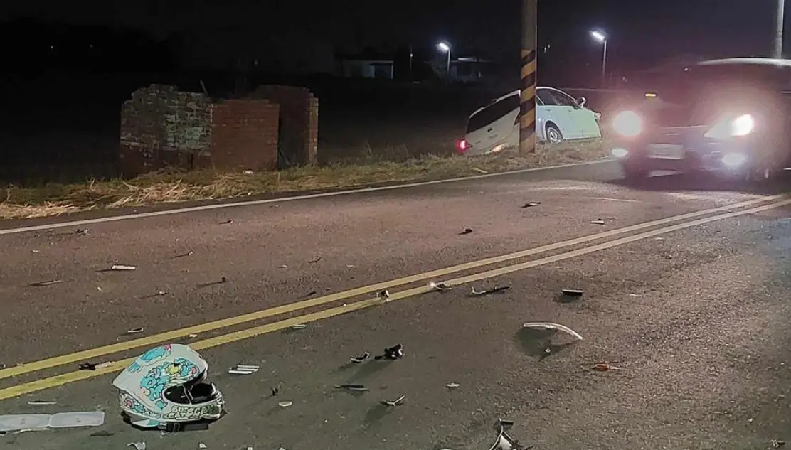 ▲27日晚間，嘉義縣民雄鄉豐收村，發生一起死亡車禍，黃姓女大學生騎乘機車，與楊姓婦人駕駛的小客車發生碰撞，黃姓女大學頭部重創，當場失去生命跡象，送醫搶救不治。（圖／翻攝畫面）