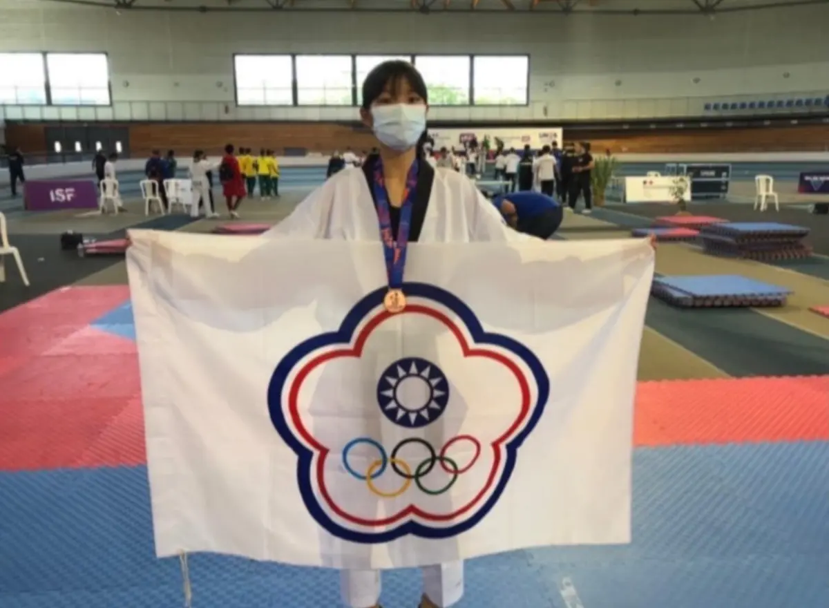 ▲柬埔寨新二代黃敬芸同學榮獲111年法國世界中學生運動會跆拳道項目銅牌。（圖／移民署提供）