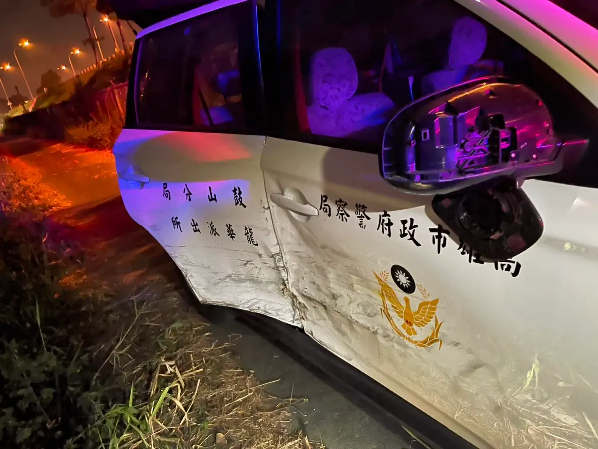 ▲警車遭嫌犯駕車衝撞，右側車身車損。（圖／翻攝畫面）