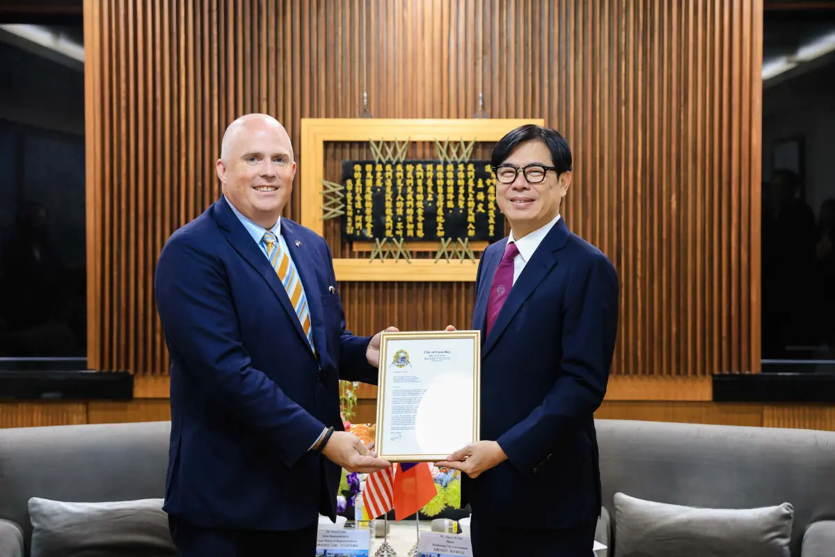 ▲克萊姆前眾議員代表遞交奧勒岡州庫斯灣市合作意向信予市長陳其邁。(圖／高市府提供)