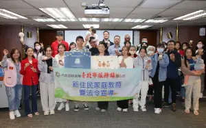 移民署北區事務大隊台北市服務站舉辦「新住民家庭教育暨法令宣導課程」,邀請來自新加坡的蛋糕烘焙主廚劉洺愷,分享定居台灣後創業、家人相處的小故事。(左六為台北市服務站視察洪湘鳳,左五為劉洺愷)(圖/移民署提供) ▲移民署北區事務大隊台北市服務站舉辦「新住民家庭教育暨法令宣導課程」,邀請來自新加坡的蛋糕烘焙主廚劉洺愷,分享定居台灣後創業、家人相處的小故事。(左六為台北市服務站視察洪湘鳳,左五為劉洺愷)(圖/移民署提供)