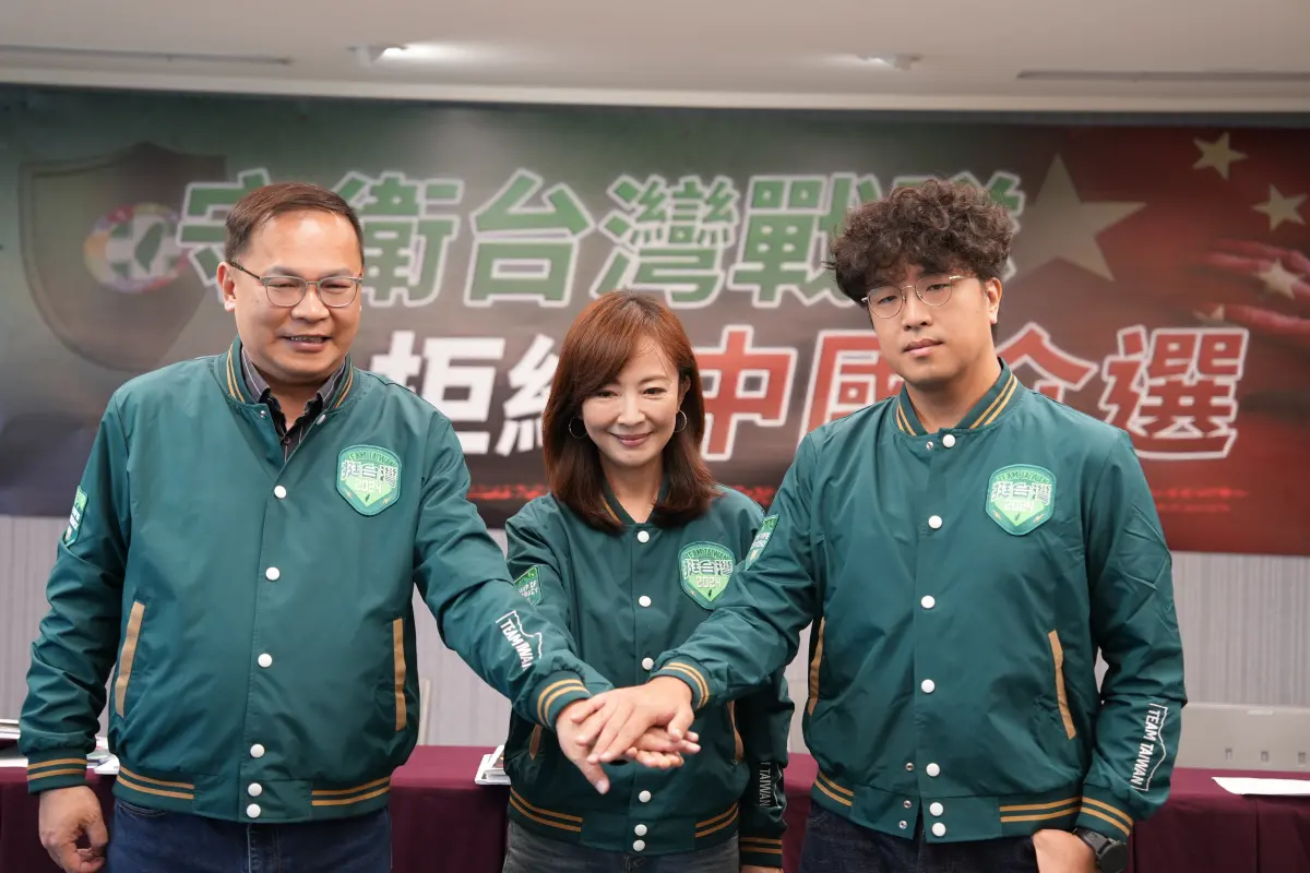 ▲民進黨組「守衛台灣戰隊」，圖為沈伯洋（右）、郭昱晴、王義川（左）。（圖／民進黨提供）