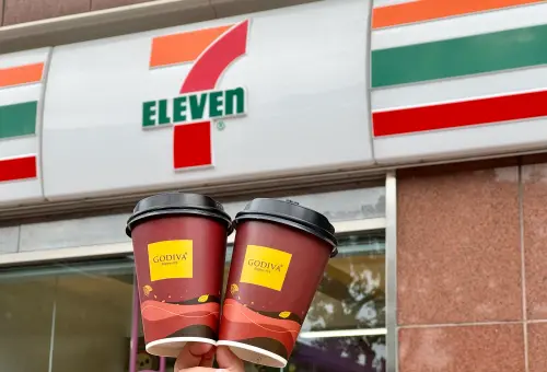 7-11限量開賣「GODIVA迦納熱巧克力」,每杯鑑賞價99元,限量50萬杯,買就送同款迷你杯塞。(圖/7-11提供) ▲7-11限量開賣「GODIVA迦納熱巧克力」,每杯鑑賞價99元,限量50萬杯,買就送同款迷你杯塞。(圖/7-11提供)