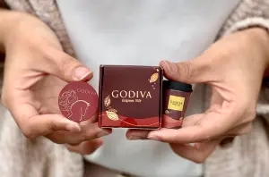 ▲購買一杯再加贈GODIVA設計造型磁鐵，共有「GODIVA夫人款」與「迦納熱巧克力杯」兩款。（圖／7-11提供）