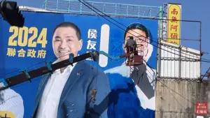 葉元之請來吊車跟彩繪師,以手繪趙少康畫像方式遮掉原本的柯文哲人像。(圖 /翻攝葉元之Youtube頻道) ▲葉元之請來吊車跟彩繪師,以手繪趙少康畫像方式遮掉原本的柯文哲人像。(圖 /翻攝葉元之Youtube頻道)
