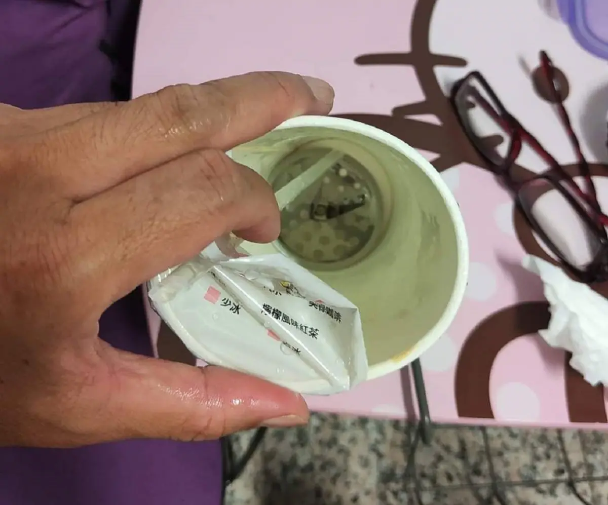 ▲一位消費者在臉書社團發文表示，26日前往高雄一家丹丹漢堡消費，買了一杯大杯奶茶，隔天飲用卻發現杯底部有一塊鐵蓋。（圖／截自爆料公社二社） 