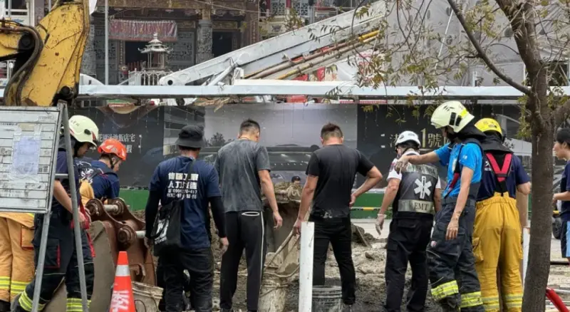 ▲高雄新興區28日發生一起工安意外，一工人遭活埋。（圖／翻攝自記者爆料網）