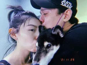 ▲管罄(左)愛犬過世使她重新思考人生。(圖/翻攝自管罄Instagram) ▲管罄(左)愛犬過世使她重新思考人生。(圖/翻攝自管罄Instagram)