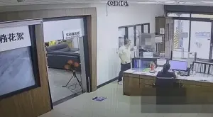 ▲林姓男子投案後表示,因不滿吳男供出他販毒,一氣之下開槍射殺對方,隨後將槍丟棄在防風林內蚵殼堆。(圖/翻攝畫面) ▲林姓男子投案後表示,因不滿吳男供出他販毒,一氣之下開槍射殺對方,隨後將槍丟棄在防風林內蚵殼堆。(圖/翻攝畫面)