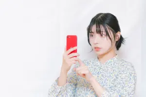 現代人仰賴手機通訊,更常愛用視訊,但在日本的電車內可別這樣做,因為會被視為挑釁行為。(圖/取自Pakutaso) 現代人仰賴手機通訊,更常愛用視訊,但在日本的電車內可別這樣做,因為會被視為挑釁行為。(圖/取自Pakutaso)