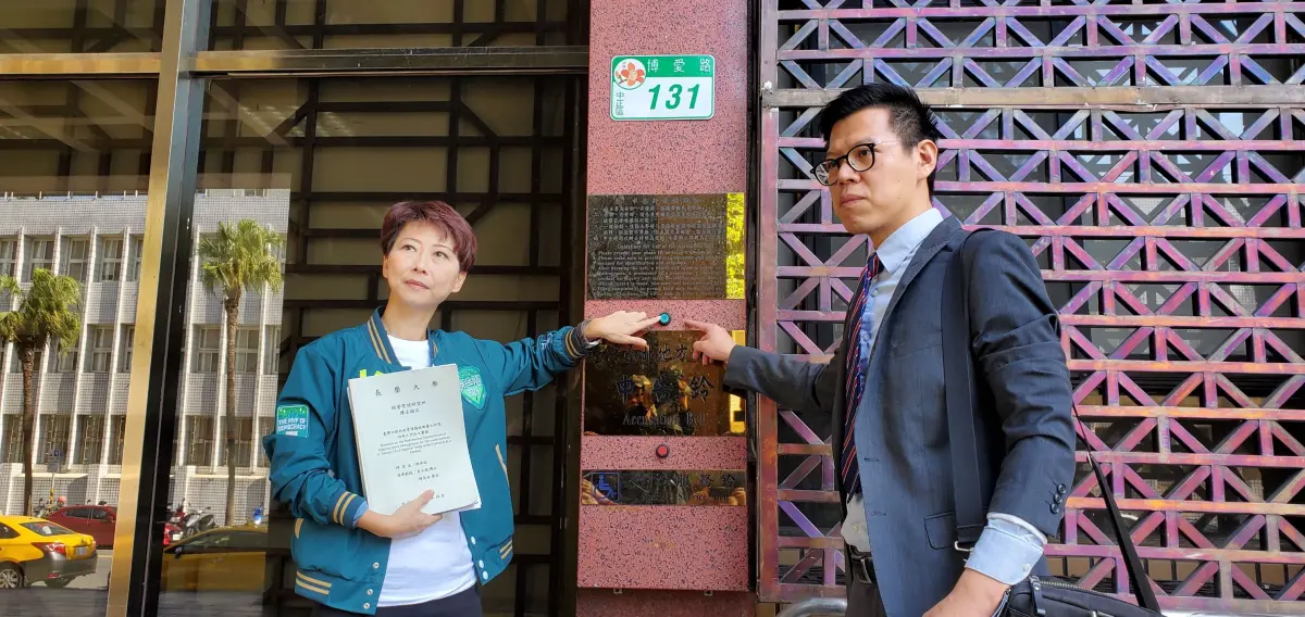 ▲民進黨立委陳亭妃在律師陪同下向北檢按鈴提告（圖／讀者提供，2023.11.28）