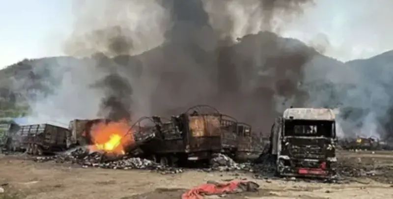 ▲緬甸北方陷入內戰，中國在緬甸的運貨車隊日前遭到無人機突襲，共有120輛貨車遭炸毀。（圖／翻攝自微博）