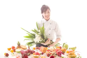 巧克力工藝師吳葵妮以全新的水果軟糖巧克力和台灣花卉巧克力等系列,在2023世界巧克力大賽世界決賽中一口氣拿下3項目金牌,總計勇奪3金2銀1銅6特別獎共12大獎。(圖/「Q sweet 巧克力菁點」提供) ▲巧克力工藝師吳葵妮以全新的水果軟糖巧克力和台灣花卉巧克力等系列,在2023世界巧克力大賽世界決賽中一口氣拿下3項目金牌,總計勇奪3金2銀1銅6特別獎共12大獎。(圖/「Q sweet 巧克力菁點」提供)