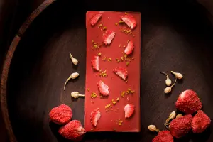 ▲「療癒巧克力霸-草莓茉莉花」在《巧克力霸-複合巧克力》項目，奪得金牌+特別獎ingredient+特別獎innovation。（圖／「Q sweet 巧克力菁點」提供）