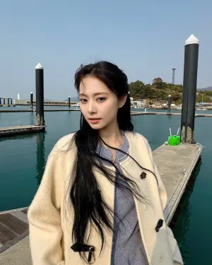 ▲▼子瑜新髮型增添女人味。(圖/翻攝自周子瑜IG) ▲▼子瑜新髮型增添女人味。(圖/翻攝自周子瑜IG)