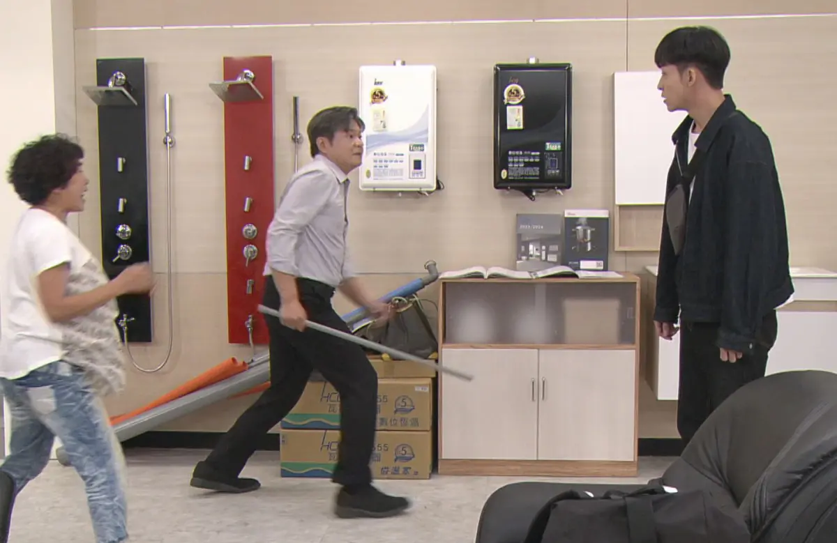 ▲謝麗金（左起）在《追分成功》愛子亮曦換打架鬧事，慘遭陳文山拿水管毒打。（圖／台視）