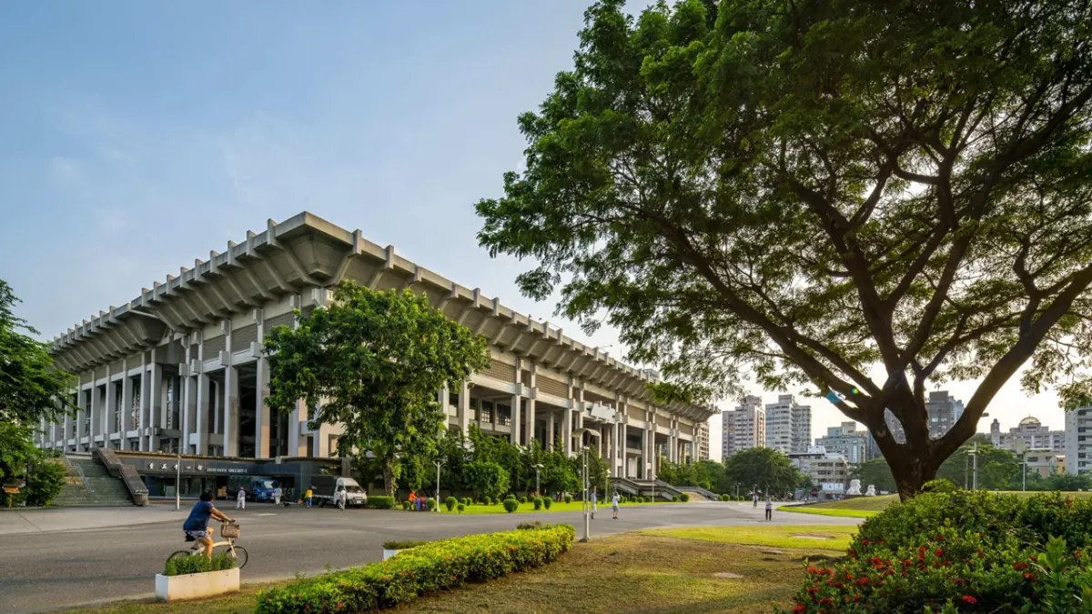 ▲高雄文化中心特區與高師大藝文氛圍與綠蔭樹海，周邊形成高質感住宅聚落。（圖／甲六園建設提供）