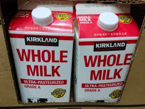 ▲酪農戶認為，進口鮮奶保存期限可達近3個月，並非一般民眾所認知的「新鮮」牛奶，因此應該更名為保久乳，而非持續以鮮乳名義在架上販售。（圖／記者陳詩雨攝。）