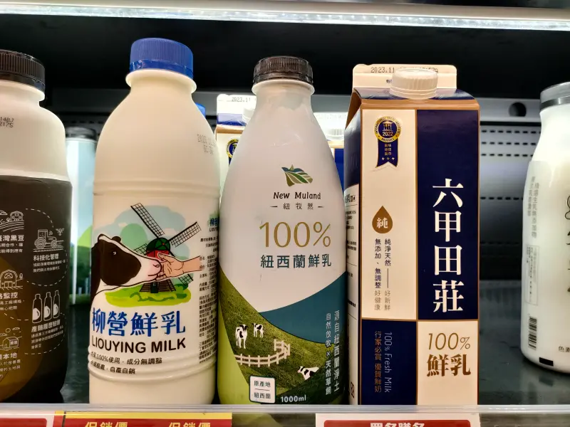 ▲面對2025年紐西蘭零關稅進口在即,不只統一有引進草飼紐西蘭鮮乳試水溫,就連由台南縣酪農牛乳生產合作社成立的「臺灣牧場」,也進口紐西蘭鮮乳讓產業相當心寒。(圖/記者陳詩雨攝)