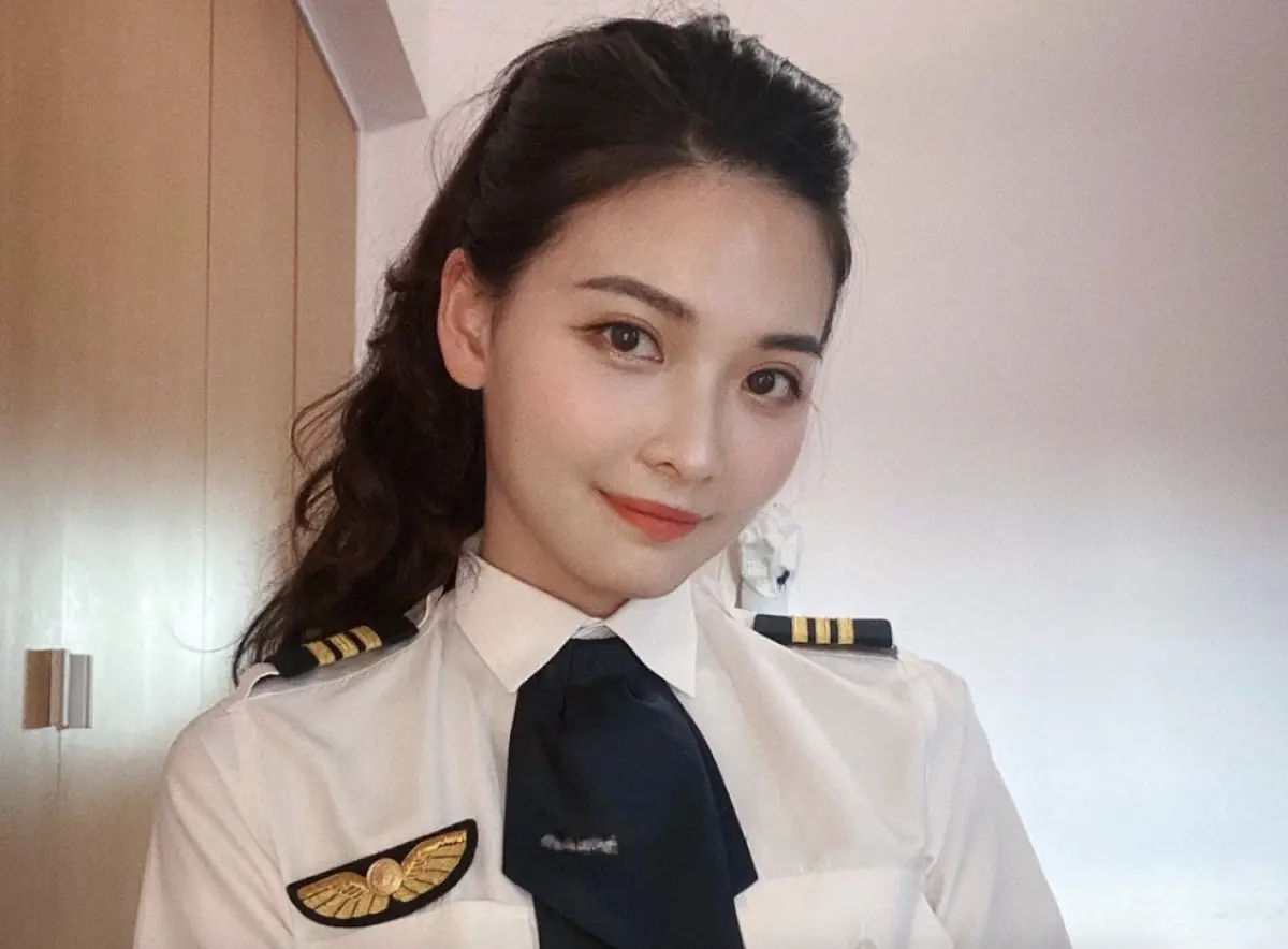 ▲正妹機師王馨曾是女團AKB48台灣團的研究生，之後轉職到國外自訓考取飛機駕駛執照，回台後成功應徵上長榮機師。（圖／翻攝自IG＠singsingwang）