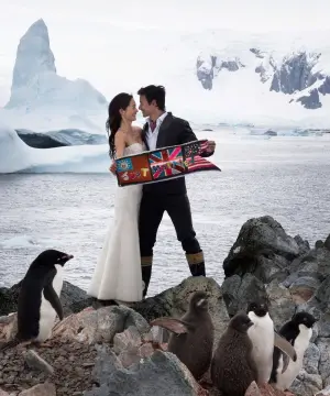 ▲Janet（左）、George南極拍婚紗照，阿德利企鵝、冰川成為天然布景。（圖／翻攝自Janet臉書）