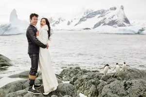 ▲▼Janet（上圖左、下圖右）、George南極拍婚紗照，阿德利企鵝、冰川成為天然布景。（圖／翻攝自Janet臉書）
