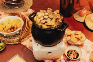 「經典肉骨茶」是將當歸、桂皮、丁香等藥材入雞湯慢熬3小時,添入油花均勻豬肋排等製成。(圖/台北君悅提供) ▲「經典肉骨茶」是將當歸、桂皮、丁香等藥材入雞湯慢熬3小時,添入油花均勻豬肋排等製成。(圖/台北君悅提供)
