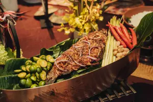 「馬來風味烤魚」選用現流鱸魚,搭佐檳城峇拉煎蝦膏等烤製而成。(圖/台北君悅提供) ▲「馬來風味烤魚」選用現流鱸魚,搭佐檳城峇拉煎蝦膏等烤製而成。(圖/台北君悅提供)