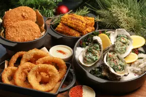 Robin's的四款全新開胃菜,由左上至右下分別為「美式蟹肉餅」、「酥炸洋蔥圈」、「紐澳良帶骨玉米」及「洛克斐勒烤生蠔」。(圖/台北晶華提供) ▲Robin's的四款全新開胃菜,由左上至右下分別為「美式蟹肉餅」、「酥炸洋蔥圈」、「紐澳良帶骨玉米」及「洛克斐勒烤生蠔」。(圖/台北晶華提供)