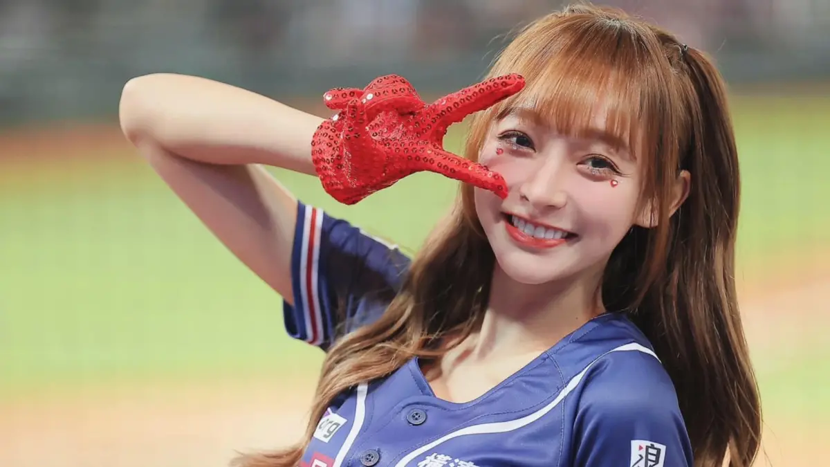 ▲林襄日前被挖出10年前舊照，但她完全不怕，反而大方加碼20年前泳裝嫩照，超級珍貴的畫面也首度曝光。（圖／林襄IG）