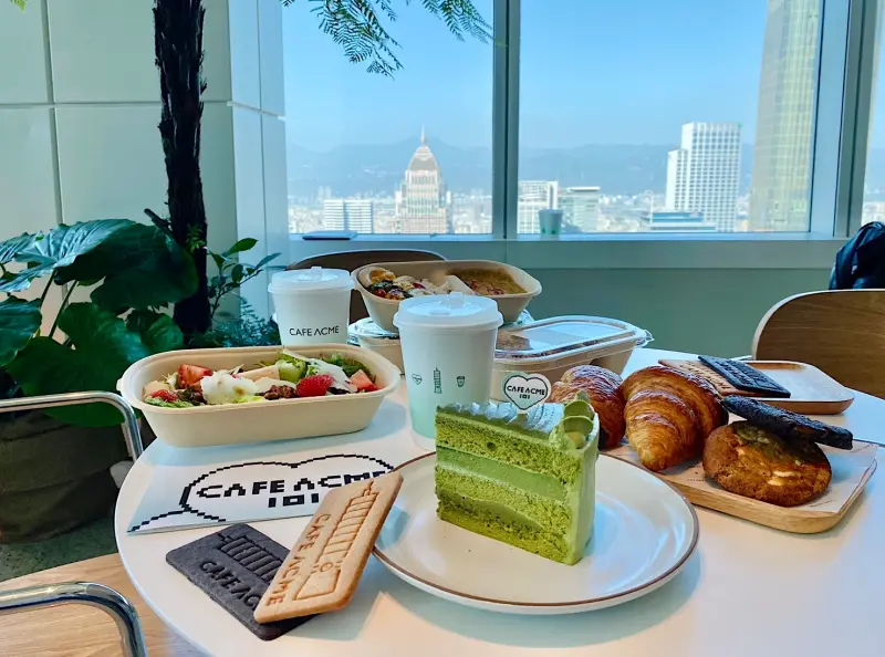 ▲點購森半抹茶白巧克力蛋糕等指定餐點組合,或消費購買CAFE ACME週邊商品,即贈送CAFE ACME x Taipei 101限定餅乾,每日限量。(圖/記者蕭涵云攝)