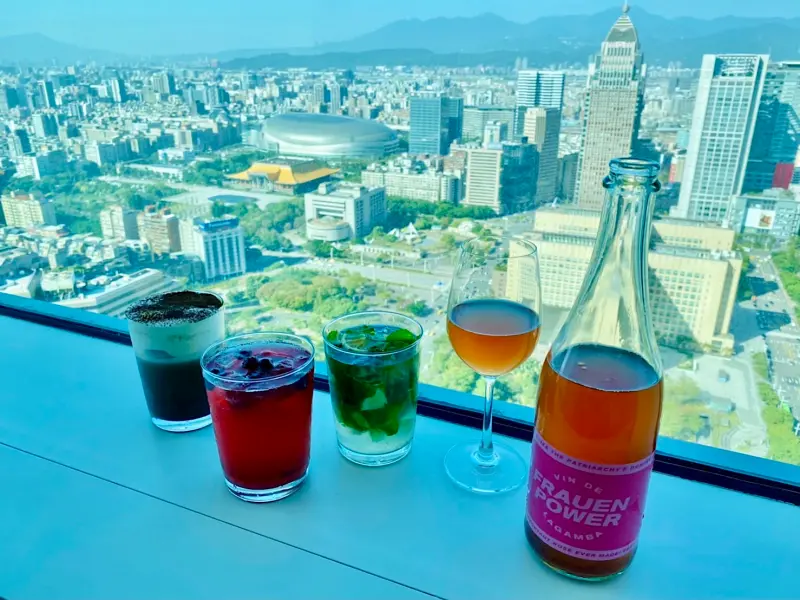 ▲每日15:00-17:30 Happy Hour,獨享紅白酒開瓶8折、調酒品項「第二杯半價」優惠。(圖/記者蕭涵云攝)