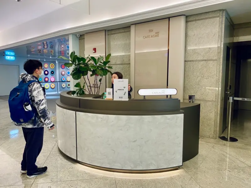 ▲因大樓電梯管制,民眾造訪需於台北101辦公大樓西側櫃檯詢問,並搭乘專屬電梯上樓。(圖/記者蕭涵云攝)