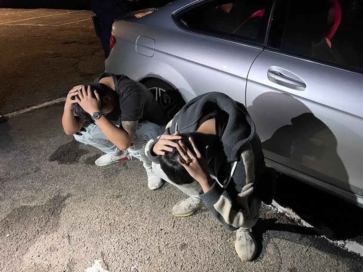 ▲18歲林姓男子供稱，與被害人為高中同學，因雙方有6萬元債務糾紛，才會以慶生為由，夥同共犯將其押上車擄走談判。警方也查獲辣椒槍、開山刀、愷他命等證物，全案持續偵辦中。（圖／翻攝畫面）