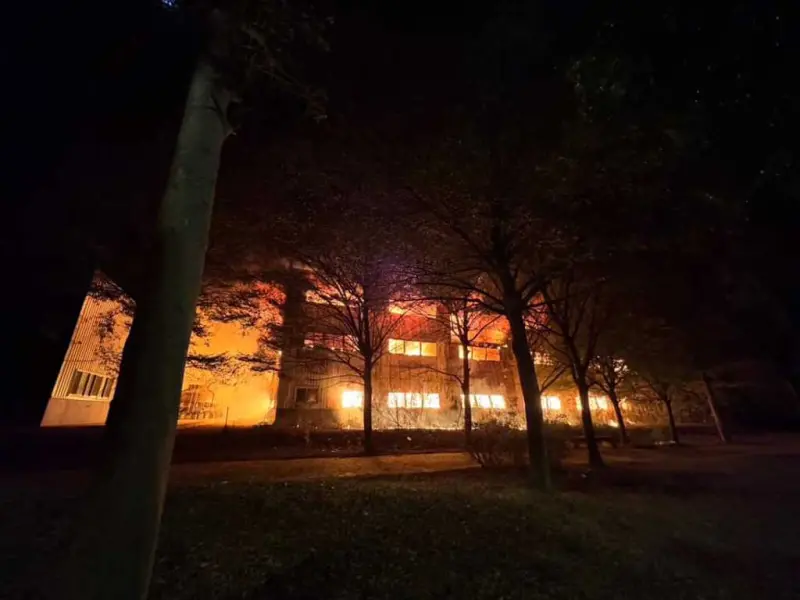 ▲台南市柳營區一家倉庫28日晚間發生火警，整間廠房陷入火海，所幸無人受困受傷。（圖／翻攝畫面）