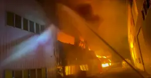 ▲台南市柳營區一家倉庫28日晚間發生火警，整間廠房陷入火海，所幸無人受困受傷。（圖／翻攝畫面）