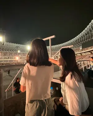 ▲曾愷玹和愛女的背影猶如姊妹花。(圖/翻攝自曾愷玹IG) ▲曾愷玹和愛女的背影猶如姊妹花。(圖/翻攝自曾愷玹IG)