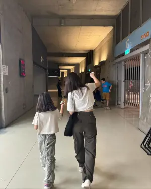 ▲▼曾愷玹和愛女的背影猶如一對姊妹花。(圖/翻攝自曾愷玹IG) ▲▼曾愷玹和愛女的背影猶如一對姊妹花。(圖/翻攝自曾愷玹IG)