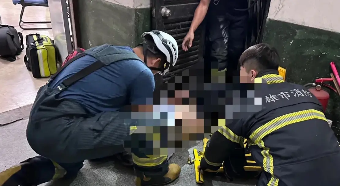 ▲29日上午，高雄市三民區公所大樓，發生一起墜樓意外，一名男子疑身體不適，不慎從9樓高處跌落，卡在1樓的管道間動彈不得。（圖／翻攝記者爆料網）