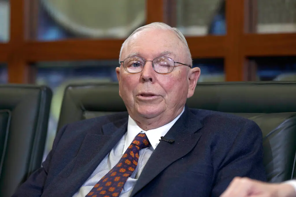 ▲股神巴菲特的投資夥伴、波克夏副董事長孟格於28日去世，享耆壽99歲。（圖／美聯社／達志影像）