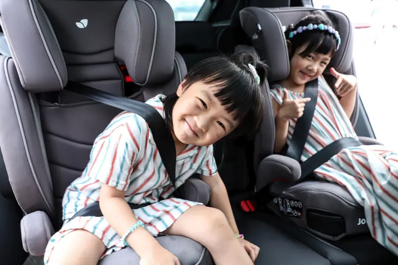 ▲兒童乘坐汽車時一定要坐在後座，而正確使用兒童安全座椅更是保證乘車安全的關鍵。（圖／高雄市政府提供）