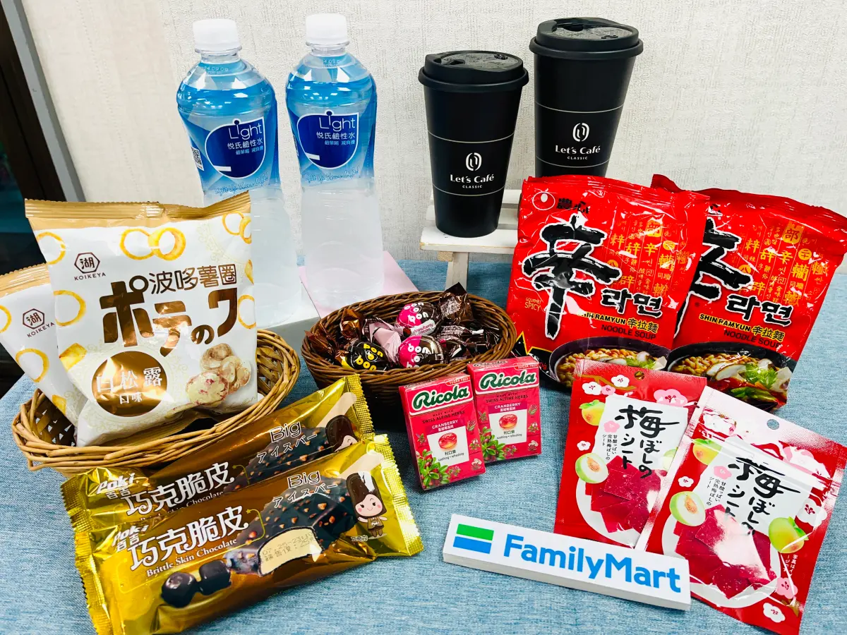 ▲全家本週康康五優惠提早曝光，自12月1日起至12月3日前，有大杯特濃美式、巧克力脆皮雪糕、韓國辛拉麵等買1送1。（圖／全家提供）