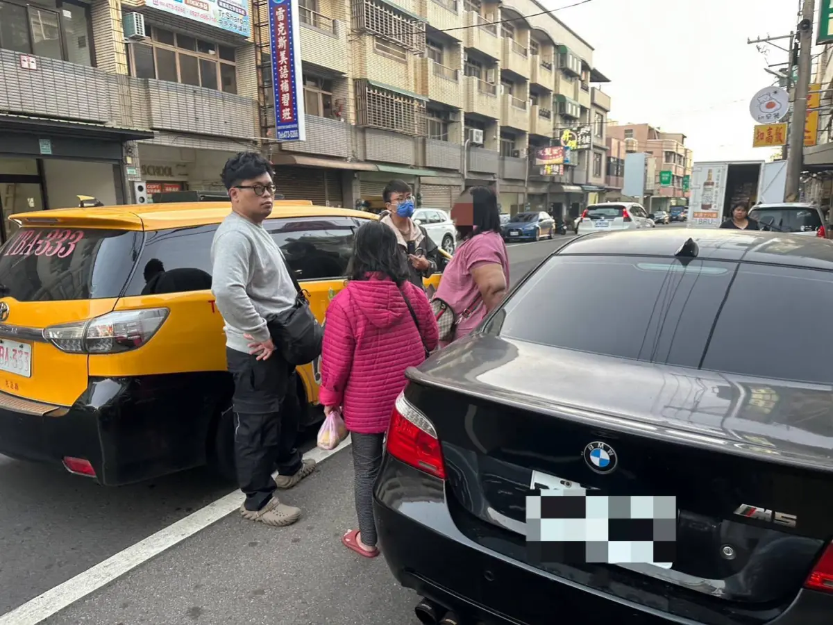 ▲警方請李婦假意配合與詐騙集團相約面交，當李婦將假鈔交給前來取款的車手時，在場埋伏的員警立即上前表明身分，當場將車手（圖右婦人）逮捕。（圖／大園分局提供）