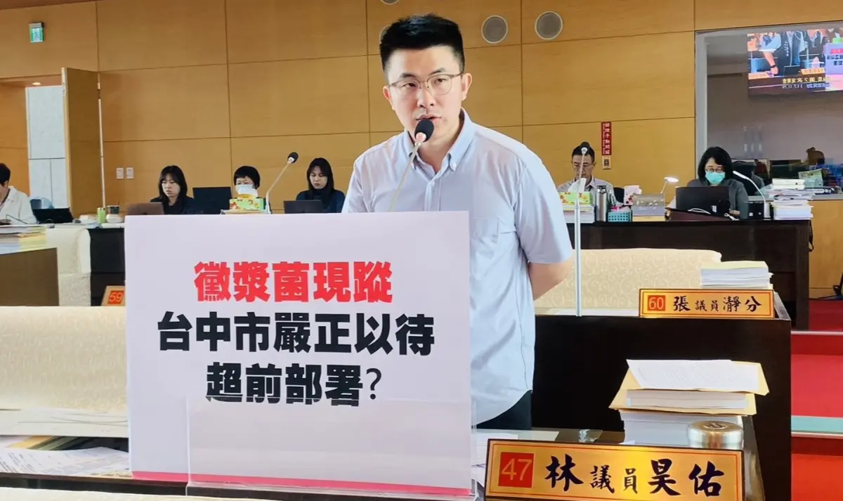 ▲台中市議員林昊佑指家長看到黴漿菌新聞人心惶惶，市府應該澄清正視廳。（圖／記者顏幸如攝，2023.11.29）